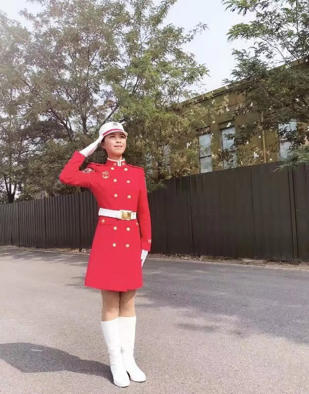 今年国庆阅兵场上的女民兵方阵,一袭鲜艳的红色戎装,英姿飒爽,成为了