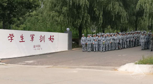 全军参训师生于七点半开始陆续安全到达北京市顺义学生军训基地.