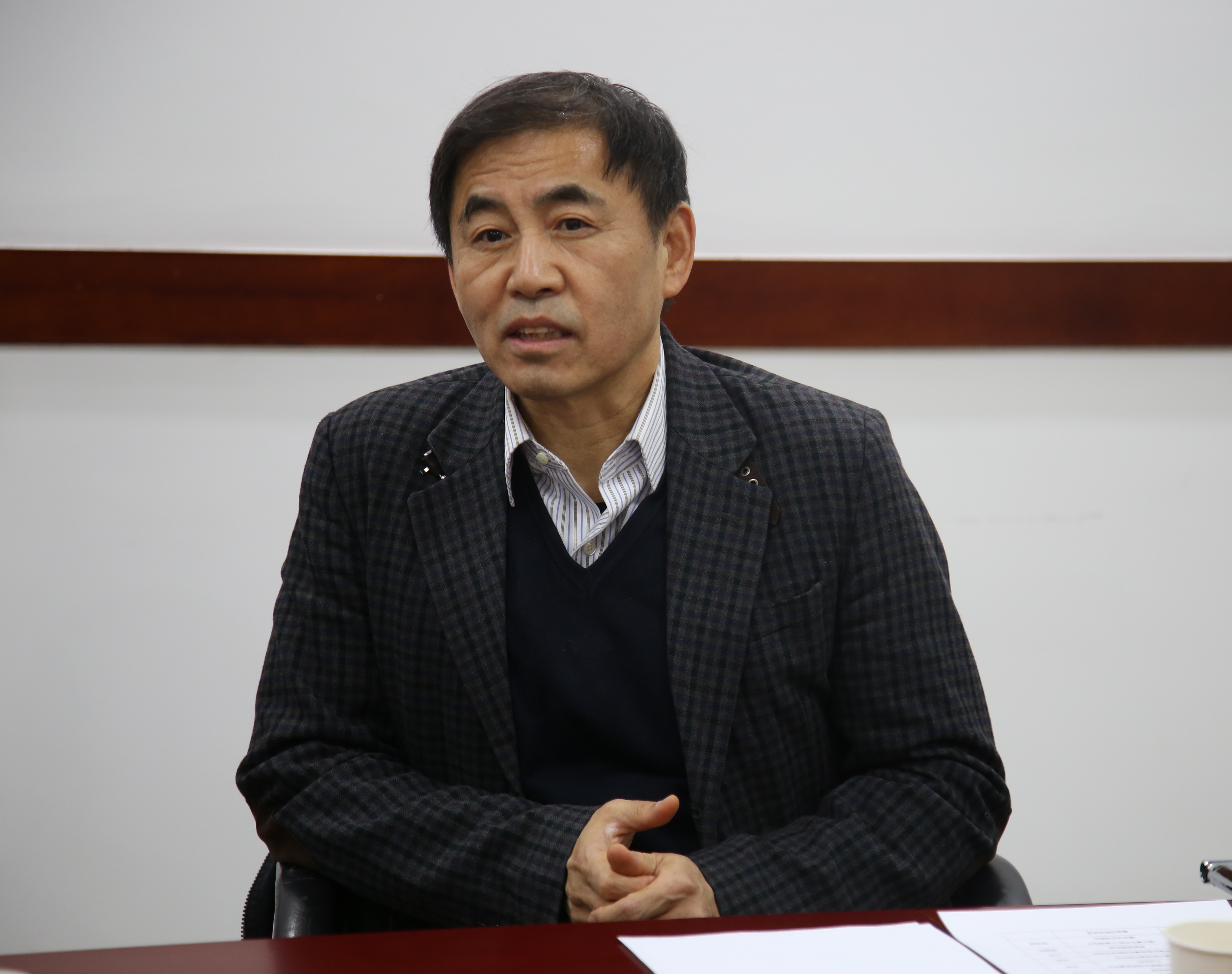 我校双聘院士丁文华出席座谈会