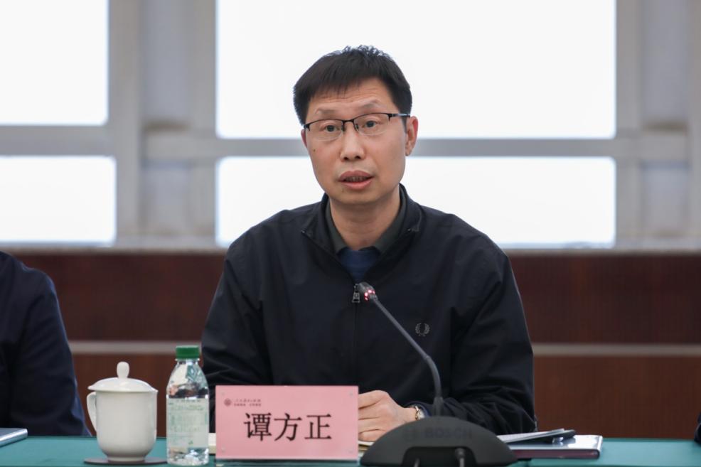 教育部社会科学司副司长谭方正,人民教育出版社总编辑郭戈,中国传媒