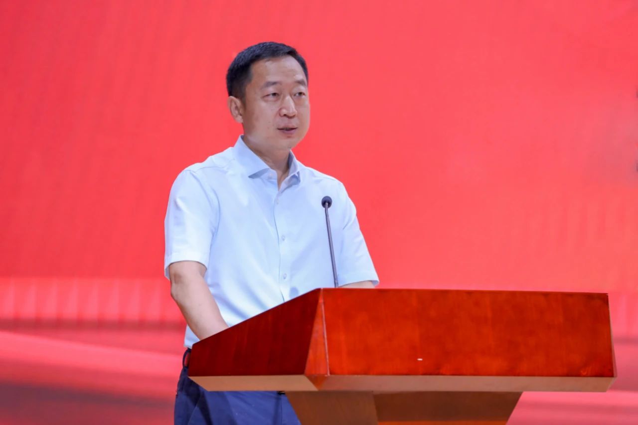 校党委副书记李众主持会议