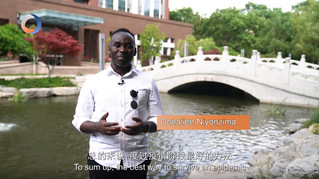 中传传播研究院留学生天赐主持《非常视角》节目